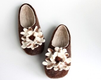 Felted wool women slippers / handmade house shoes / ecological felt slippers for woman