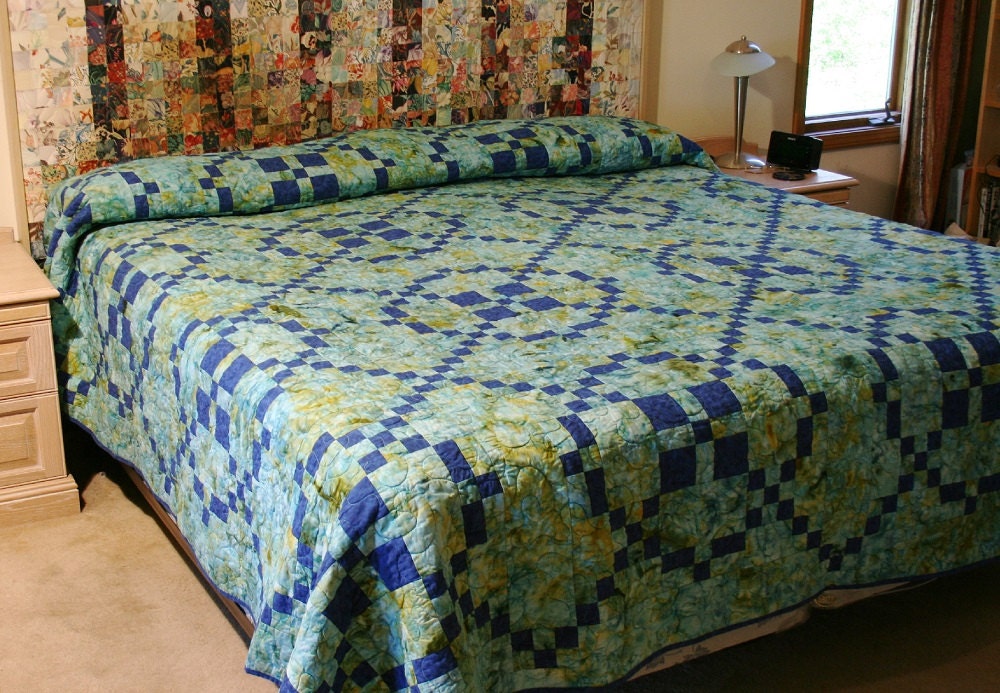 King quilt Burgoyne Surrounded pattern aqua and blue