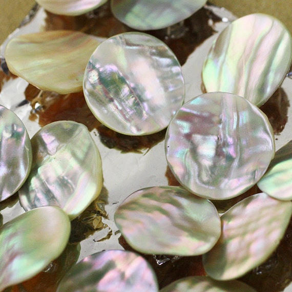 Vintage Mother of Pearl Button Card. 18mm Ligne 28