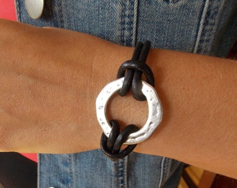 Infinity Circle Leather Bracelet - Silver Zamak - Leather Bracelet - Circle - Uno de 50 Style
