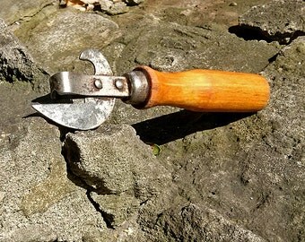 Vintage tin opener, vintage Can Opener, eko friendly, wooden handle