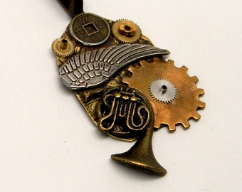 Steampunk jewelry. Stempunk horn necklace pendant.