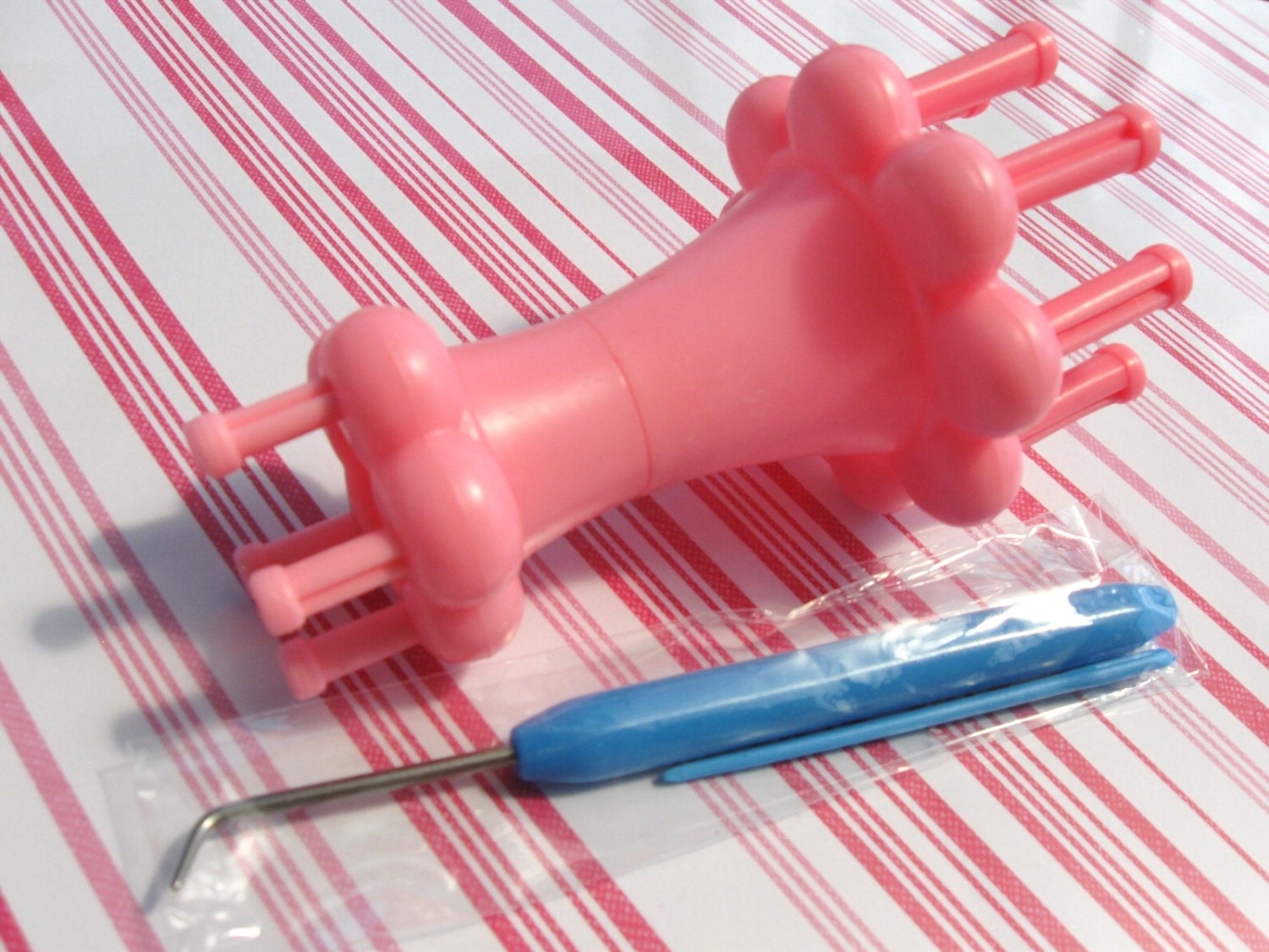 Spool Loom Pink French Knitter with needles