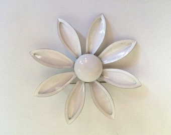Vintage Jewelry Women's 60's Flower Pin, White, Enamel, Mod