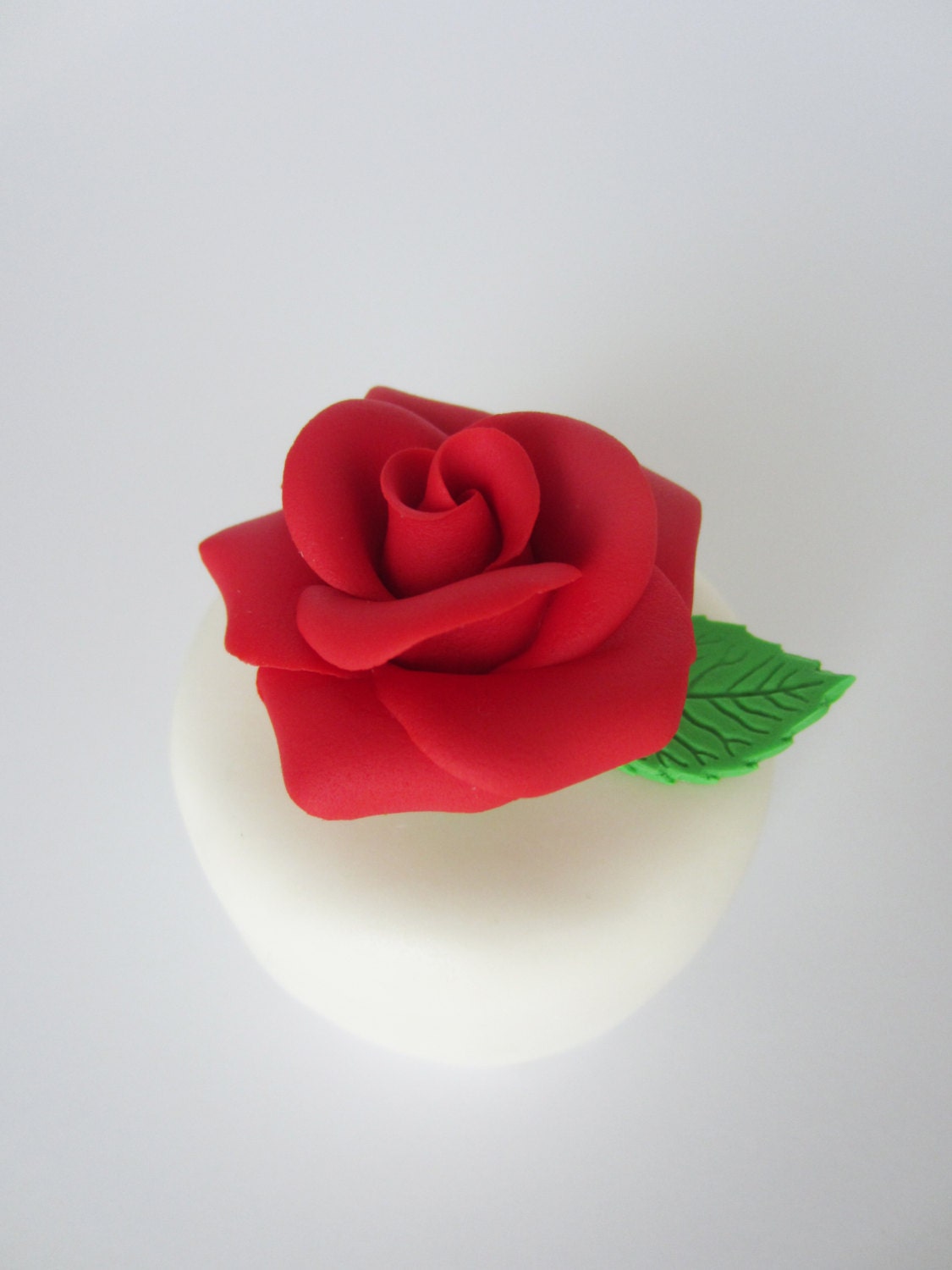 edible sugar roses red with leaves set of 3