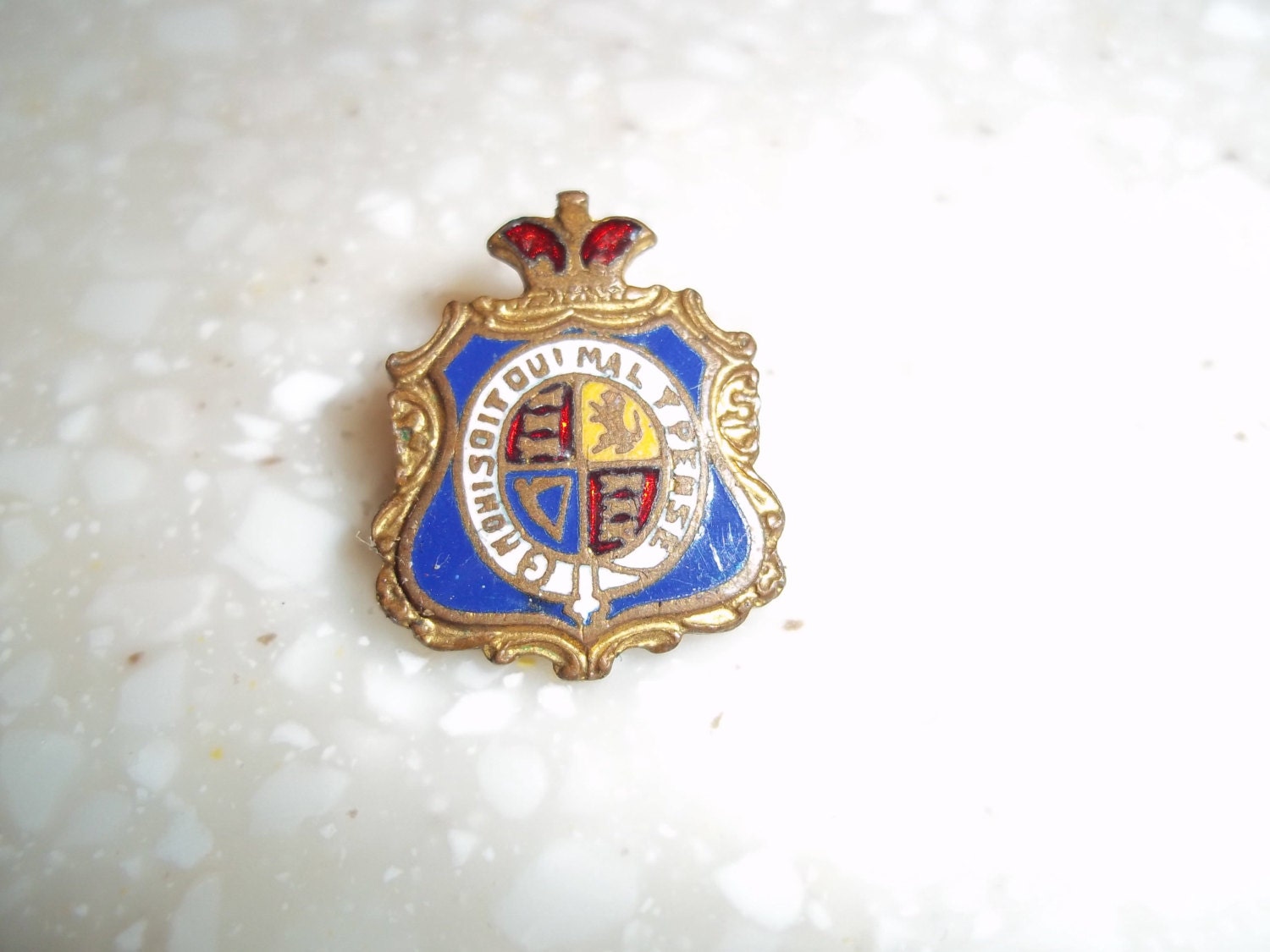 Rare Enameled Metal Pin Order of the Garter Honi Soit Qui Mal