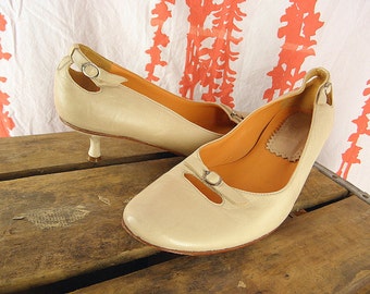 ... Sz 7.5 Narrow Vintage Bone Colored Leather Kitten Heel Shoes Women