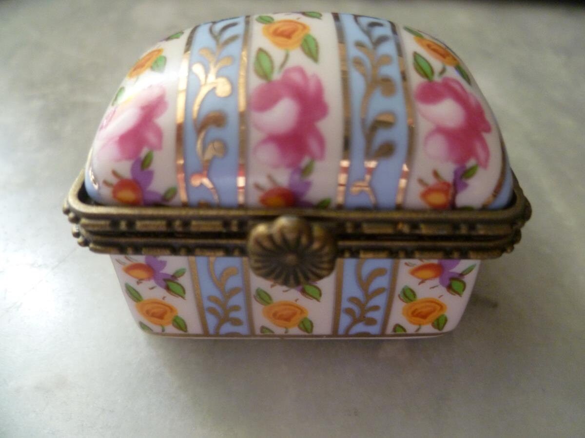 Trinket Pill box Limoges Porcelain Art. French.