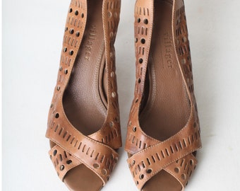 Size 6 Women's Vintage Brown Leather Peep toe Heels