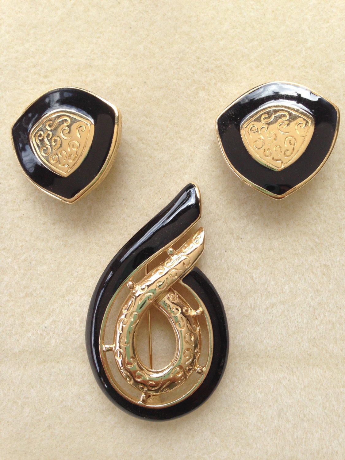 Vintage Black Enamel and Goldtone Costume Jewelry Brooch and