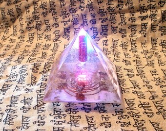 ORGONITE® PYRAMID HHG with glowin light base