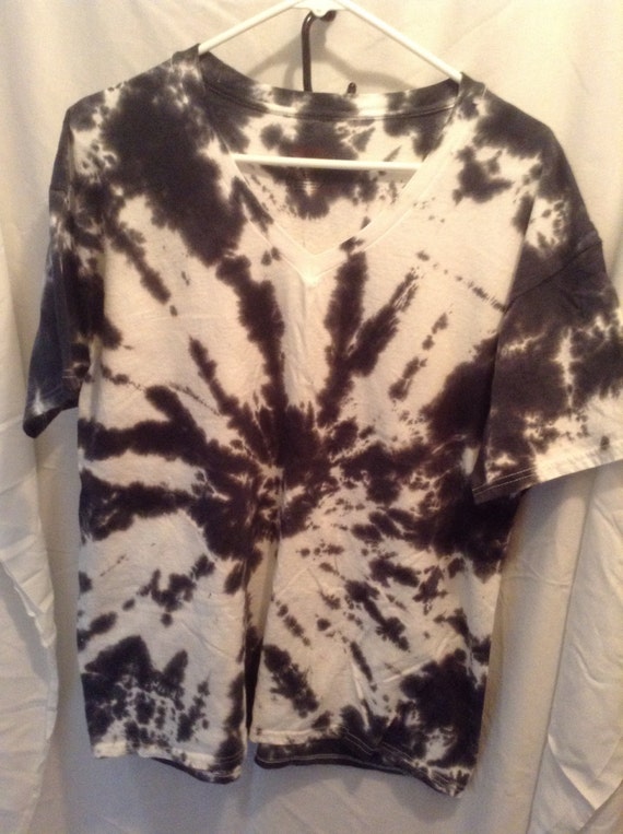 how to make black and white tie dye shirt