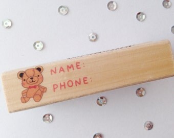 Stempel(Stamp), Name and Phone Label, Hout(Wood), Rubber, 7cm lang(length), 2cm breed(wide)