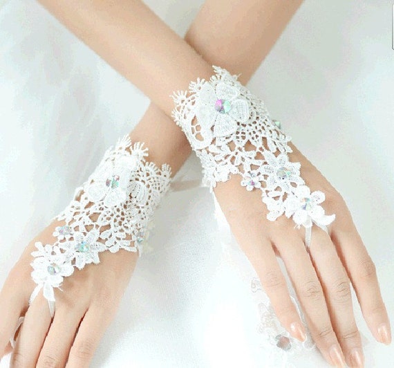 Ivory bridal gloves lace gloves Wedding gloves fingerless gloves ivory gloves french lace gloves Off White Lace Gloves Stunning Lace Gloves