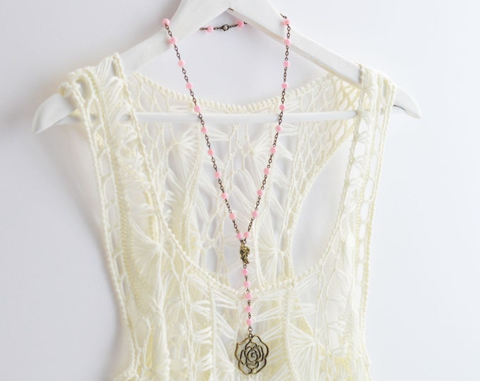 VINTAGE ROSE Delicate necklace made of brass and pink beads with flower