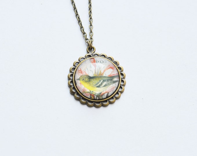 SHABBY CHIC Round pendant metal brass with a picture vintage bird under glass