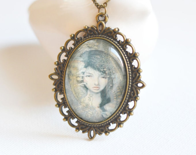 MODERN ART Oval pendant metal brass with the image of the girl under glass