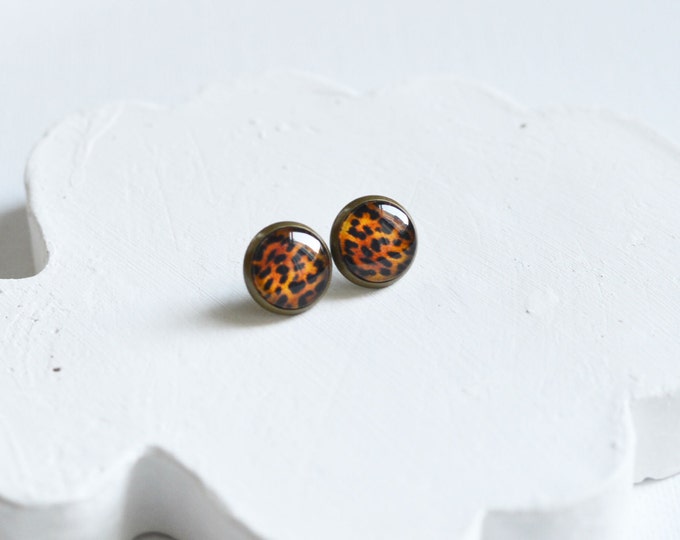 ANIMAL PRINT Stud Earrings metal brass depicting fashionable leopard skin, Safari, Glamour, Style, Colorful, Black, Brown,Red fire