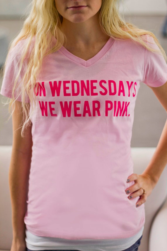 Means wear. Футболка mean girls. Shirt Pink девушка. Девушка в розовой футболке. On Wednesday we Wear Pink.