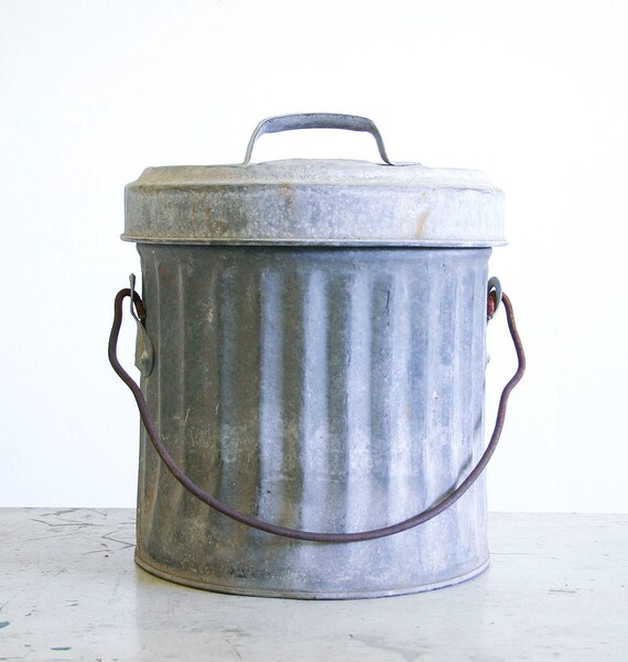 Small Vintage Galvanized Trash Can with Lid / Industrial Decor