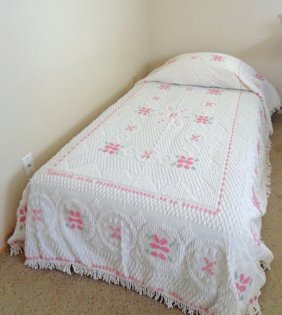 Vintage Chenille Twin bedspread white with pink and light