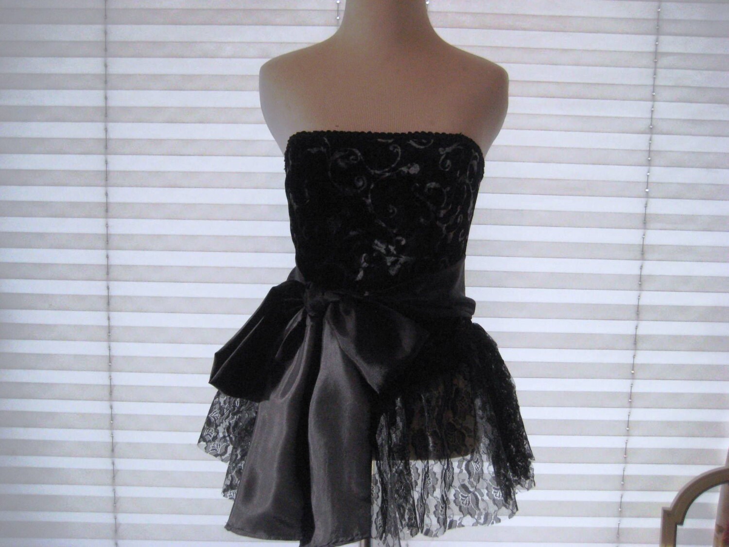 Black velvet and lace bustier strapless top corset romantic