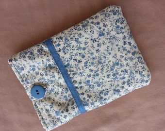 Kindle, Kindle Touch, Kindle Paperwhite Cover. Blue floral fabric with front pocket, flannel lined, padded pouch sleeve case.