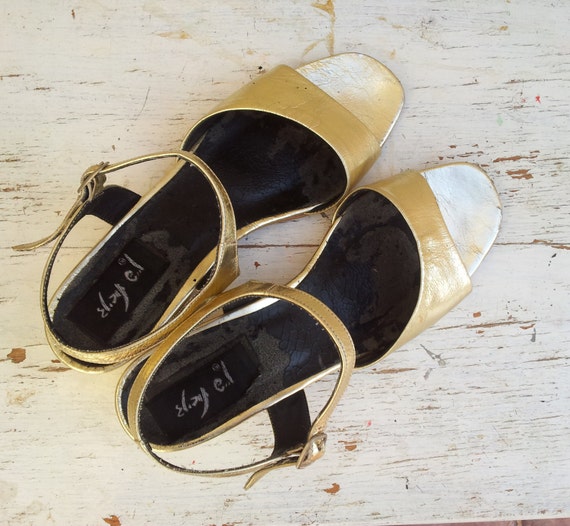 Gold Metallic Sandals Size 9 vintage shoes 1980s by Buyairsupply