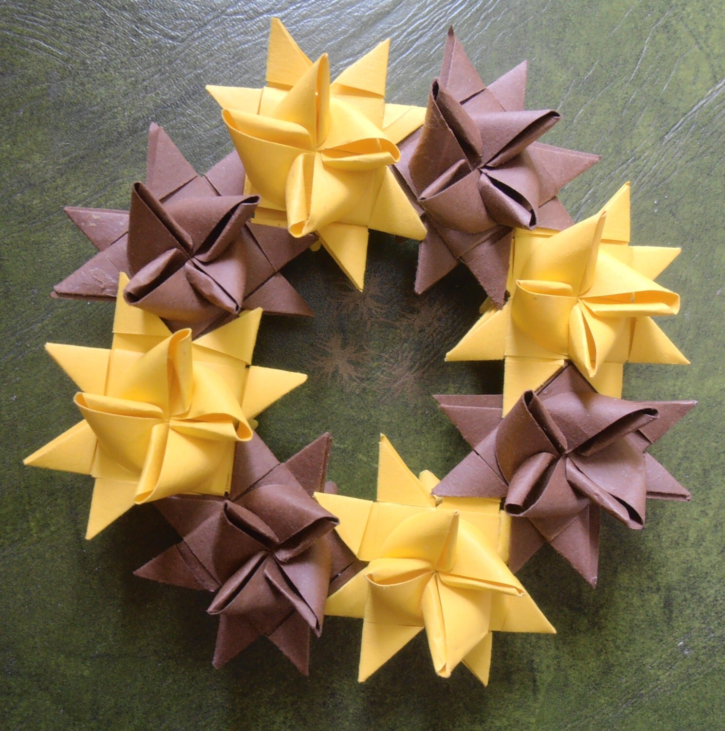 brown and yellow wreath made of 8 Froebe / Moravia stars