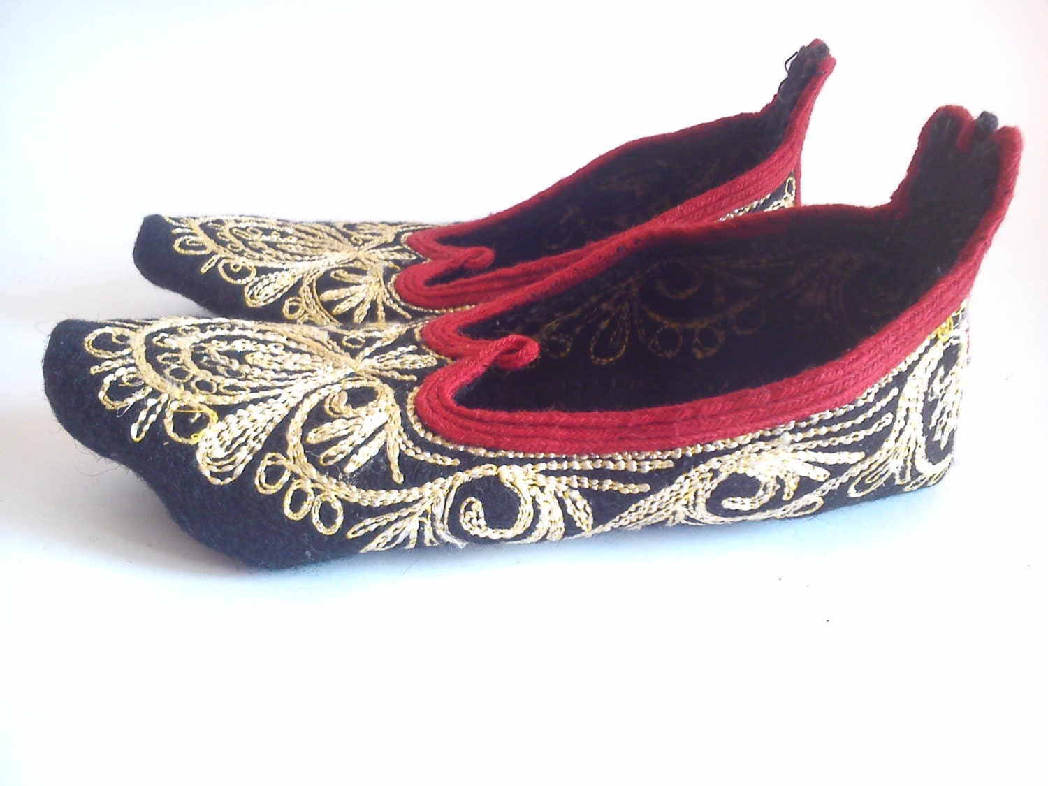 Vintage Bulgarian hand made folk embroidery wool slippers – Haute Juice