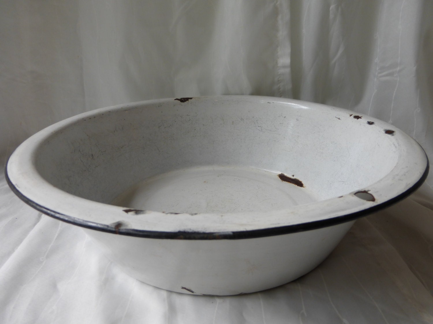 Vintage 1930's enamel wash bowl. Distressed enamelware