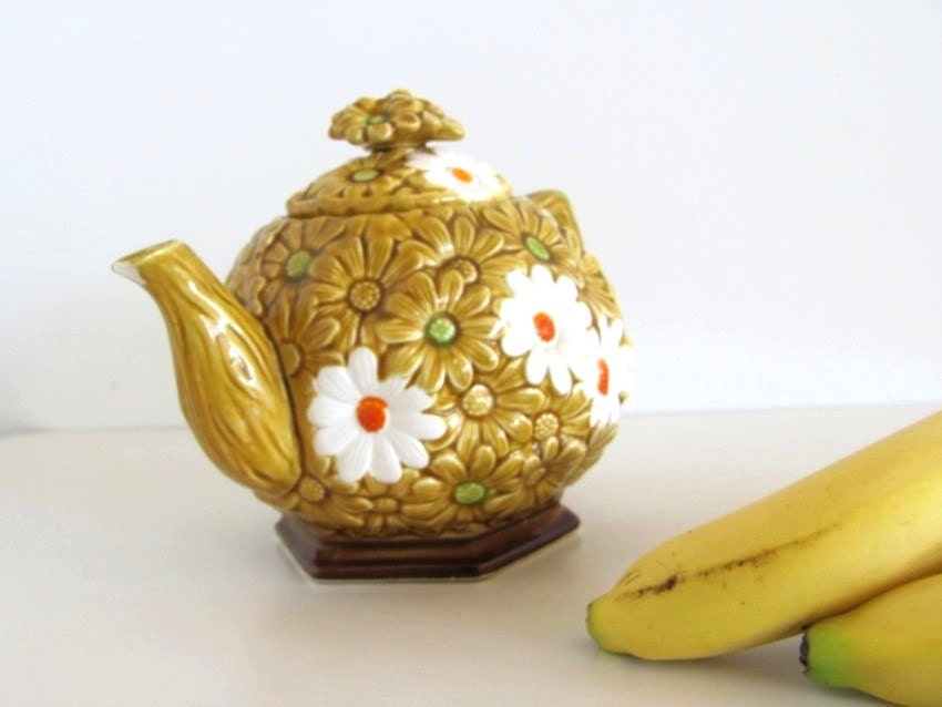 Vintage Daisy Teapot by Fred Roberts Co. Made in Japan Harvest gold