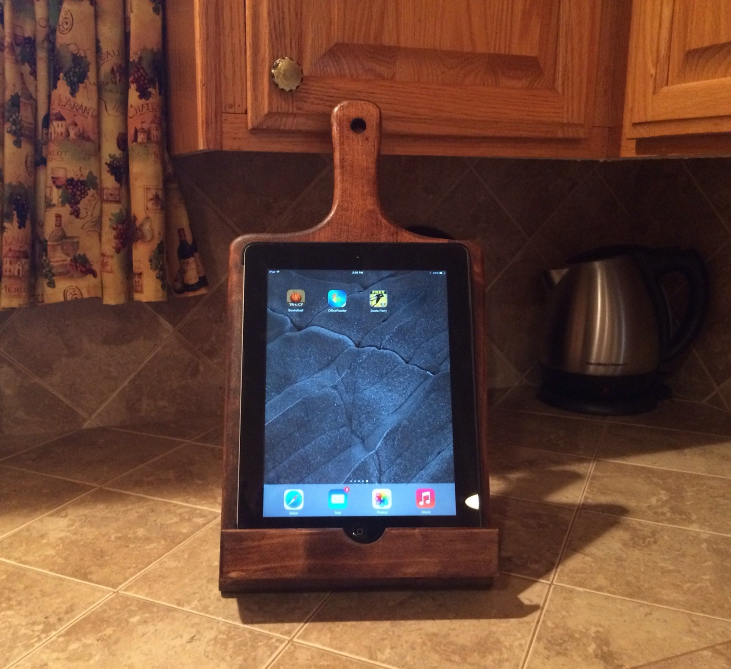 Cutting board iPad/Cookbook stand