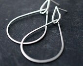 Falling petals hoops earrings