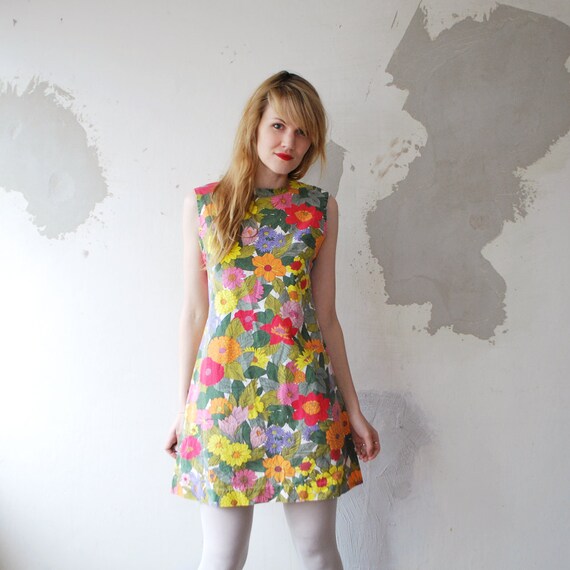 60s calico bright FLORAL mini dress. summer shift dress