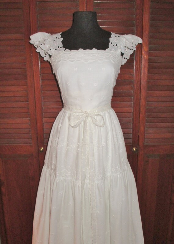 Gorgeous Vintage Eyelet  White Cotton Lace Wedding  Dress 