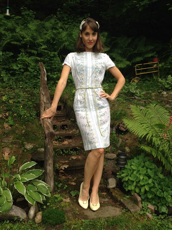 1940s Dress White Vintage Dress w Flowers/ Country Wedding Dress / 1940s Vintage / Hippie Dress / Green and Blue Flowers/ Size S