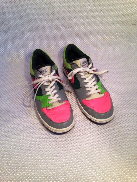 nike women's shoes green and pink