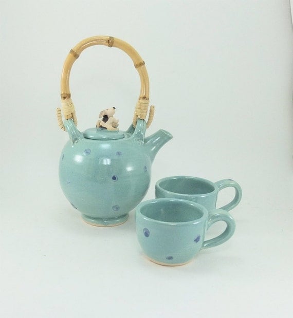 small teapot with 2 cups and a beagle