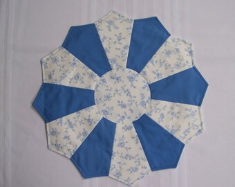 18" Blue Toile on White Dresden Plate Table Topper (D718)