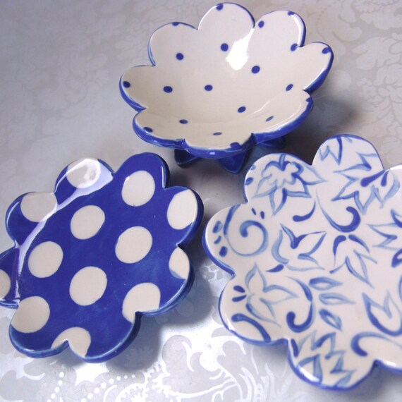 blue pottery dishes : set of 3 / delft blue