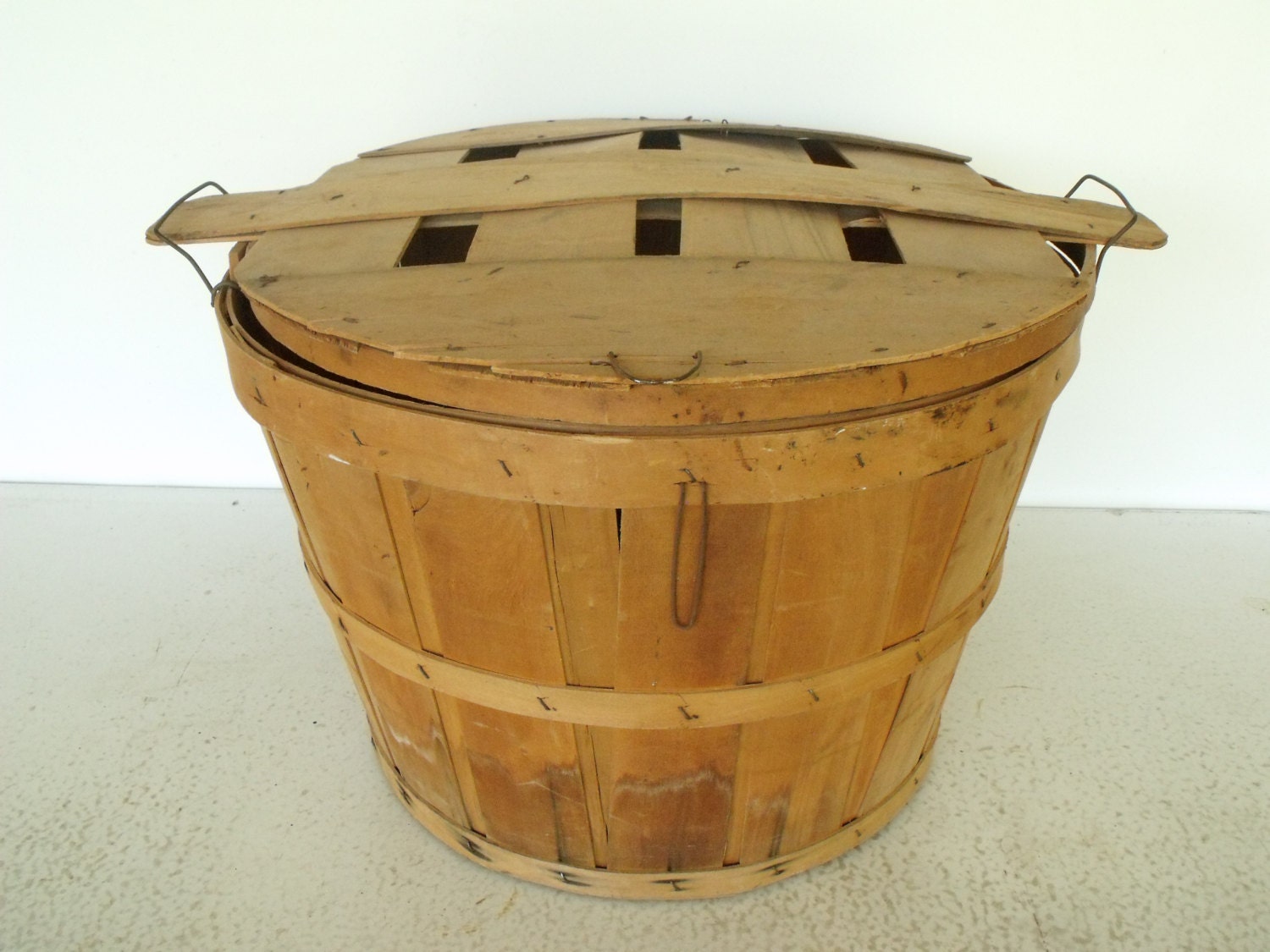 Wooden Bushel Basket with LID Vintage Vegetable Orchard Fruit