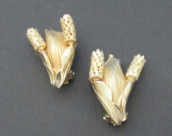 Vintage Gold Tone Flower & Leaf Design Clip On Earrings