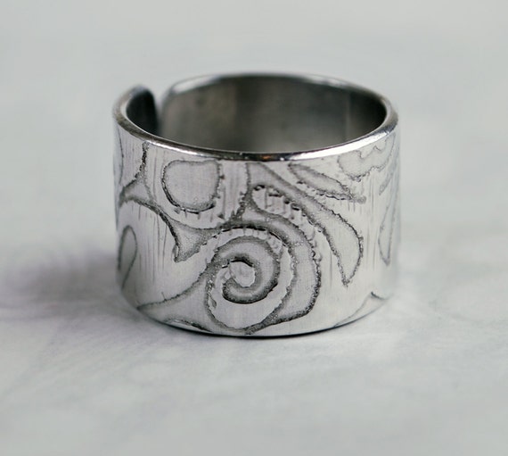 Items similar to Adjustable embossed ring silver aluminium Swirl