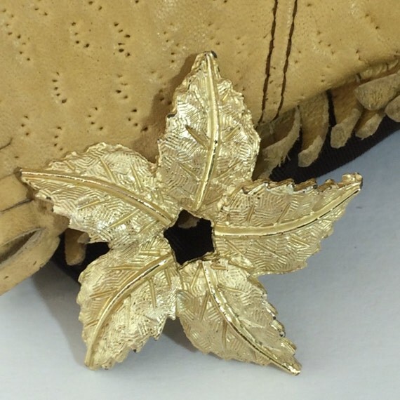 Vintage fall leaves brooch gold-colored metal circle pin 1 3/4