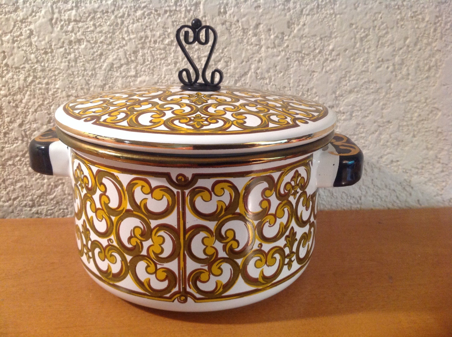 Briard Enameled Cookware. Spanish Gold Pattern Covered