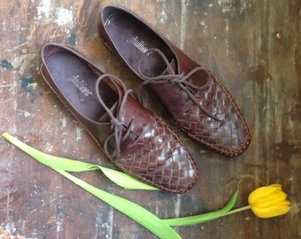 vintage dark brown leather oxfords // woven lace up flats // 8N