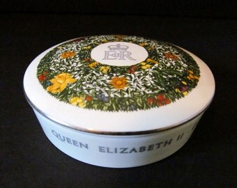 CLEARANCE Vintage Bone China Queens Silver Jubilee Commemorative Box / Collectible Souvenir / Queen Elizabeth Souvenir Box / Royal Family