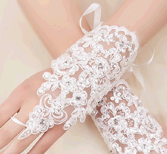 Ivory bridal gloves lace gloves Wedding gloves fingerless gloves ivory gloves french lace gloves Off White Lace Gloves Stunning Lace Gloves