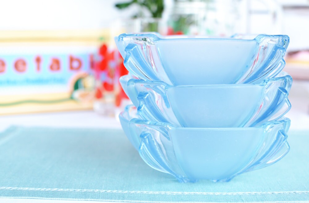 Set of 3 pretty blue glass dessert bowls / icecream sundae